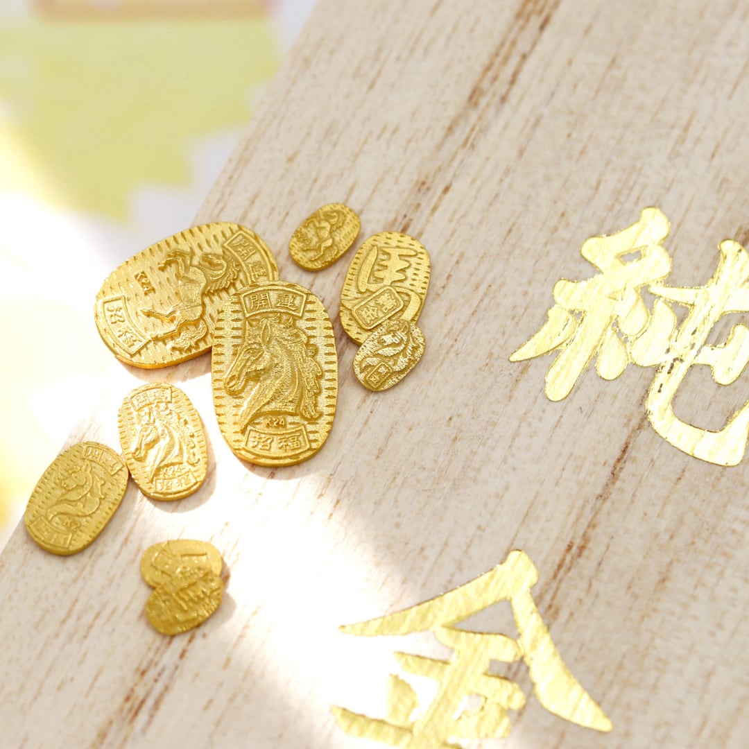 純金の午年のお守り「小判 顔 リアル」極小約0.1g。「干支シリーズ